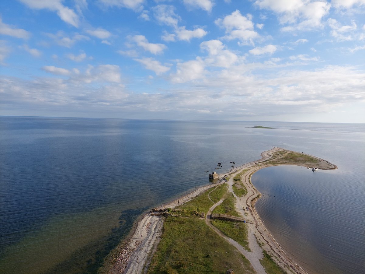 juliana_barazer's tweet photo. Souvenirs d'un premier séjour sur l'île #estonie|nne de #Saaremaa 🇪🇪, août 2023.
1. Château de #Kuressaare 🏰
2. Moulins d'#Angla
3. Cairns à #Ohessaare
4. Vue époustouflante depuis le phare de #Sõrve https://t.co/PuKBc4AyOM