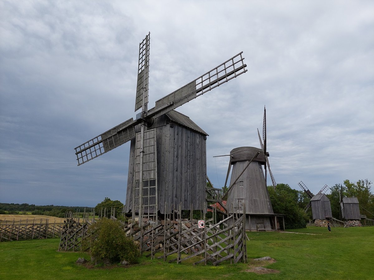 juliana_barazer's tweet photo. Souvenirs d'un premier séjour sur l'île #estonie|nne de #Saaremaa 🇪🇪, août 2023.
1. Château de #Kuressaare 🏰
2. Moulins d'#Angla
3. Cairns à #Ohessaare
4. Vue époustouflante depuis le phare de #Sõrve https://t.co/PuKBc4AyOM