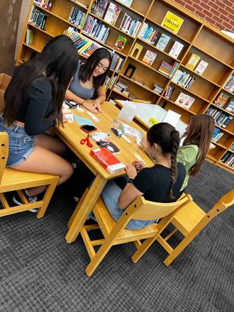 TurnerHSLibrary's tweet photo. This week at THS Library our English classes visited to check out some books. We love seeing students get excited about our books and activities in our library๐ #readingisfun #weloveourlibrary https://t.co/xBUGVN1rau