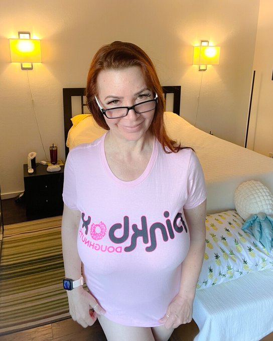 Do you like donuts or a box? #girlwithglasses #paleskin #rarebeauty #redhead #redheadmodel #redheadbeauty<a href="/tag/girlwithglasses"class="tags">#girlwithglasses</a><a href="/tag/redhead"class="tags"><span>#redhead</span></a><a href="/tag/redheadgirl"class="tags"><span>#redheadgirl</span></a><a href="/tag/paleskin"class="tags"><span>#paleskin</span></a><a href="/tag/redheadsdoitbetter"class="tags"><span>#redheadsdoitbetter</span></a>