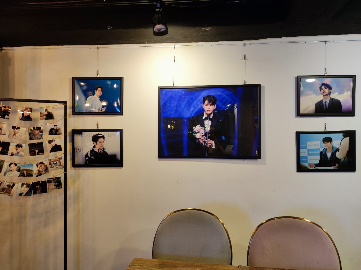 flew_ong's tweet photo. 여긴 미술관인가요? 명화가 참 많은데요🥹
예쁜 액자도 보고 성우를 사랑하는 위로분들과 함께 케이크 이벤트도 즐겼습니다 우리 미남 어떻게 먹어요... (사실 케이크 잘 먹었습니다)
@950825_com 님, @WNOisS2 님, @amazing_osw 님 감사합니다!
#언제나성우편_옹일병_생일축하해
#ONGE_HAPPYDAY https://t.co/rZ6hMDJU0L