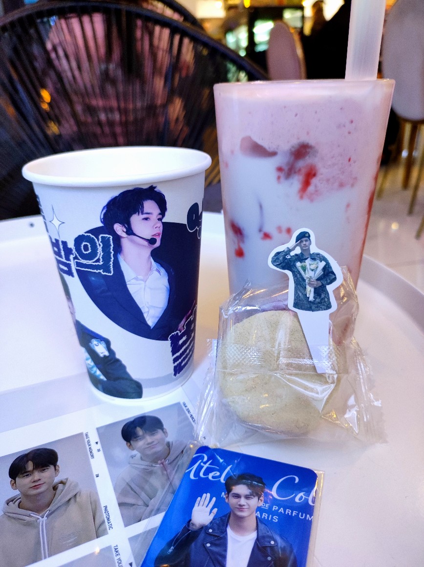 여긴 미술관인가요? 명화가 참 많은데요🥹
예쁜 액자도 보고 성우를 사랑하는 위로분들과 함께 케이크 이벤트도 즐겼습니다 우리 미남 어떻게 먹어요... (사실 케이크 잘 먹었습니다)
<a href="/950825_com/">옹성우닷컴</a> 님, <a href="/WNOisS2/">옹서남북 :˙</a> 님, <a href="/amazing_osw/">amazing</a> 님 감사합니다!
#언제나성우편_옹일병_생일축하해
#ONGE_HAPPYDAY