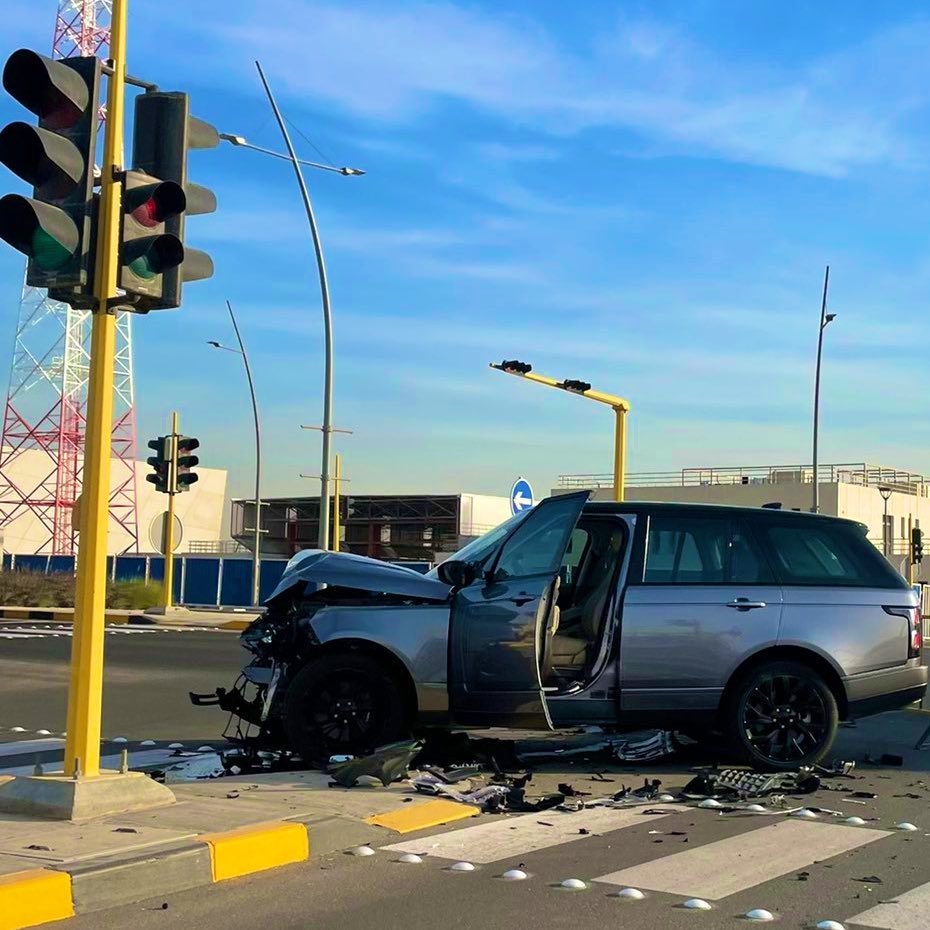 يقول مهندس المرور الهولندي #هانز_موندرمان الذي اخترع منهج "المساحة المشتركة" مطالباً  بإزالة كافة الاشارات الضوئية: 

"نحن نفقد قدرتنا على اتباع سلوك مسؤول اجتماعيًا كلما زاد عدد التوجيهات"

تخطي #الإشارة_الحمراء حدث وسيحدث.. ولكن متى ستزيل الدولة هذه الاشارات؟

المسؤولية مشتركة!