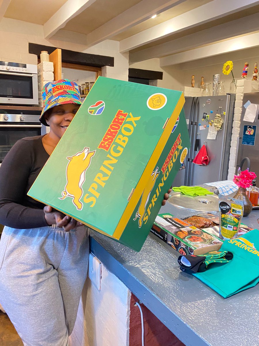 KaroroMitchelle's tweet image. I was so happy to receive this limited edition #SPRINGBOX from @eskortfood definitely going to make a lekker braai in die naam van die Bokke Go!! 💪🏉