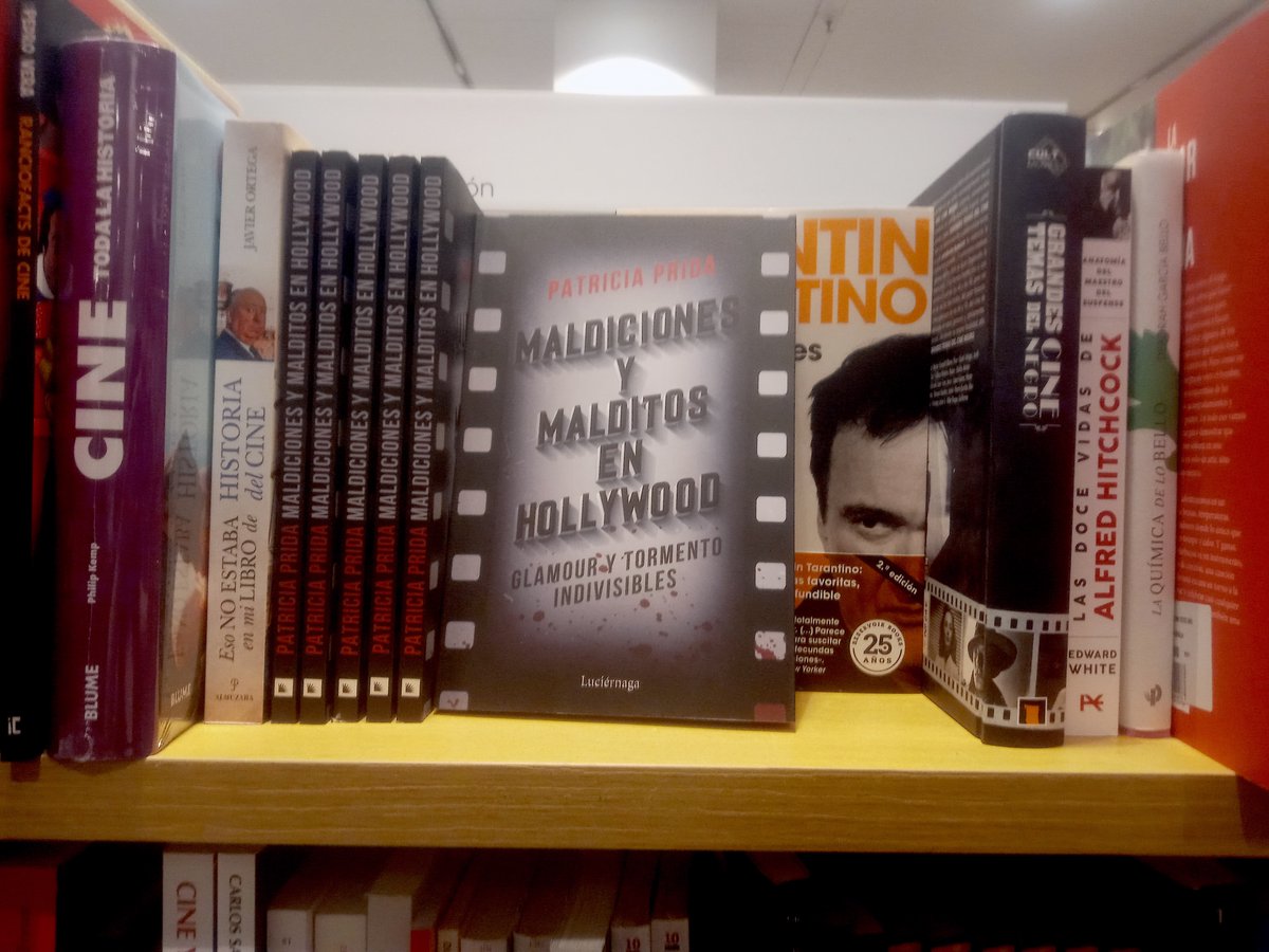 Proyecto_Terror's tweet image. En la librería de El Corte Inglés Santander, el tito Quentin se asoma curioso 🤔 quizá preguntándose qué se cuece entre las páginas de mi “criaturilla” #Maldiciones y #Malditos en #Hollywood @Luciernaga_Ed 😱💀#misterio #crimen #fantasmas #leyendaurbana #satanismo😈#PatriciaPrida