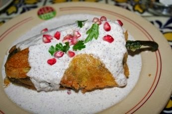 CarlosEn917Mix's tweet photo. El #ChileEnNogada de los platillos típicos de la gastronomía mexicana. Llamado el "platillo mexicano por excelencia". Esta semana te invito a compartir la foto de este platillo de temporada usando #EsDeChavoRock como lo haces #SandyMora #JorgeLeal #LeonSanchez https://t.co/FnPJbqgBw7