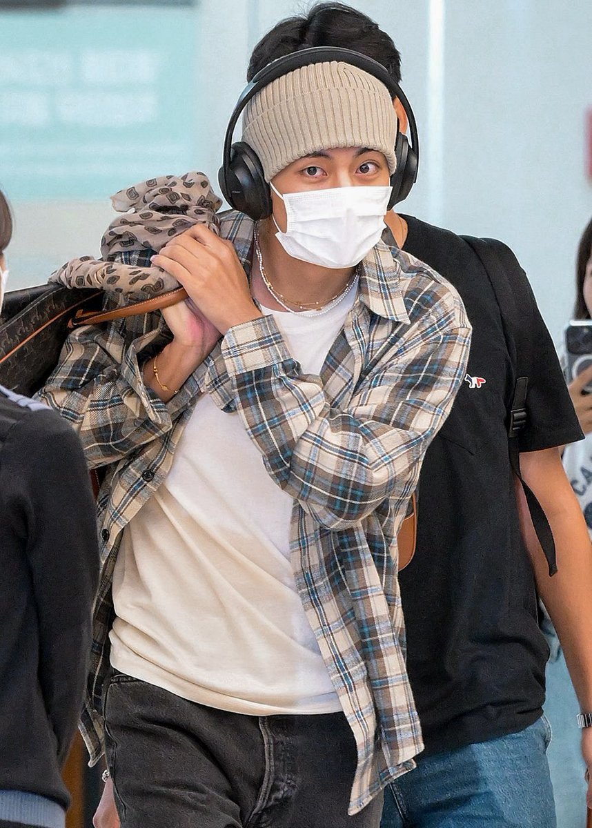 archivefortae's tweet photo. TAEHYUNG AND HIS BIG BAG 😭 https://t.co/EH6aKHc5PI