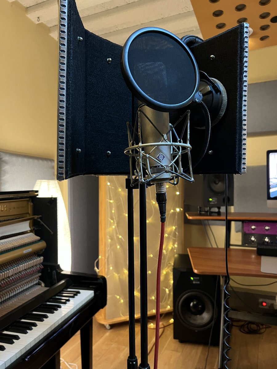 rhugginsmusic's tweet image. RECORDING SESSION 🚨🎚️🎙️
Today I am tired but I’m spending time in my happy place 🙌🏾
New music coming 🔜 

#singingisgoodforyoursoul #recordingsession