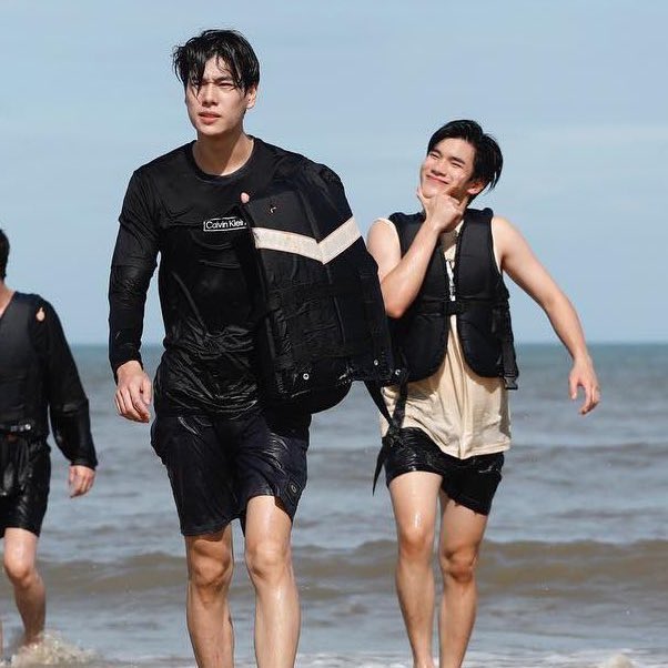 คนด้านหลัง หมั่นเข้วมาก 5555555555555