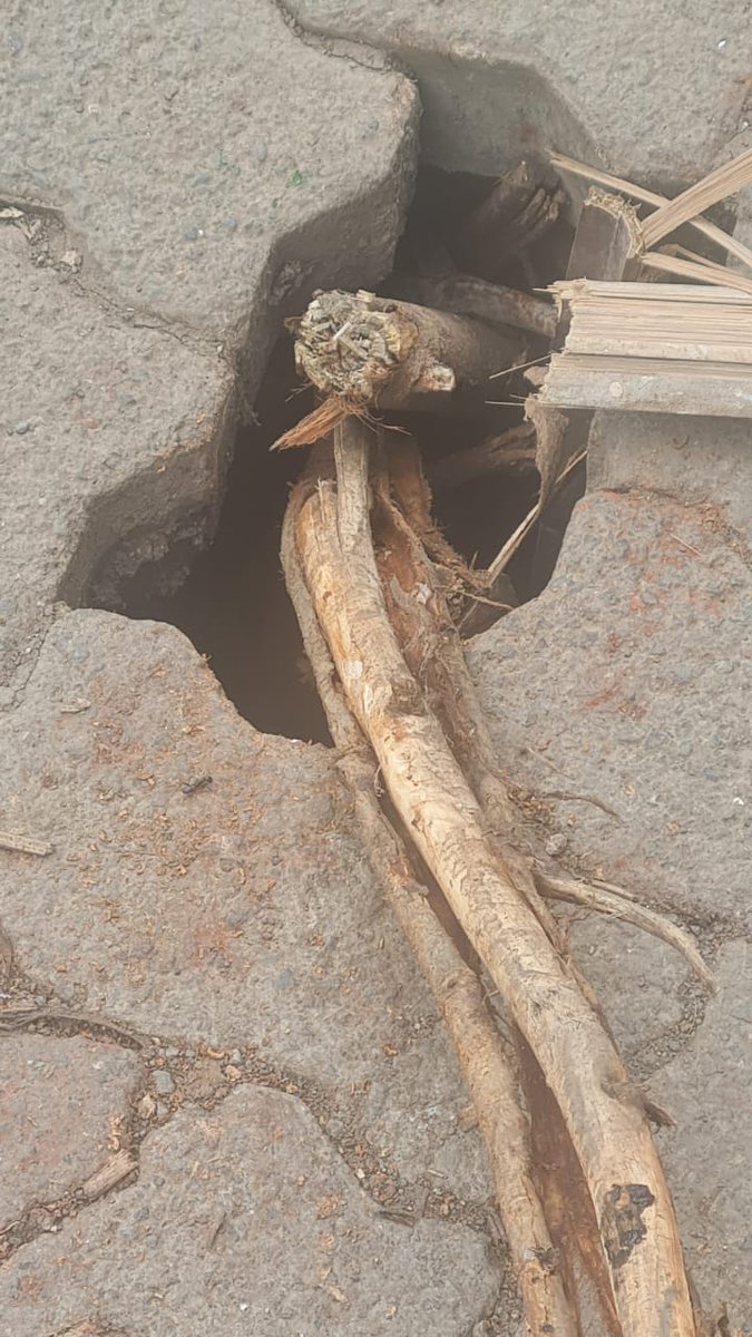 RameshWanjle's tweet photo. A deep pothole has been causing inconvenience to the moving traffic it is also quite dangerous to two wheelers! I request @mybmcwardKW to take the action at earliest! 
Location- Opp vrindavan hotel ,bhavans college,Andheri West Mumbai 58 https://t.co/hi1tmAIWmt