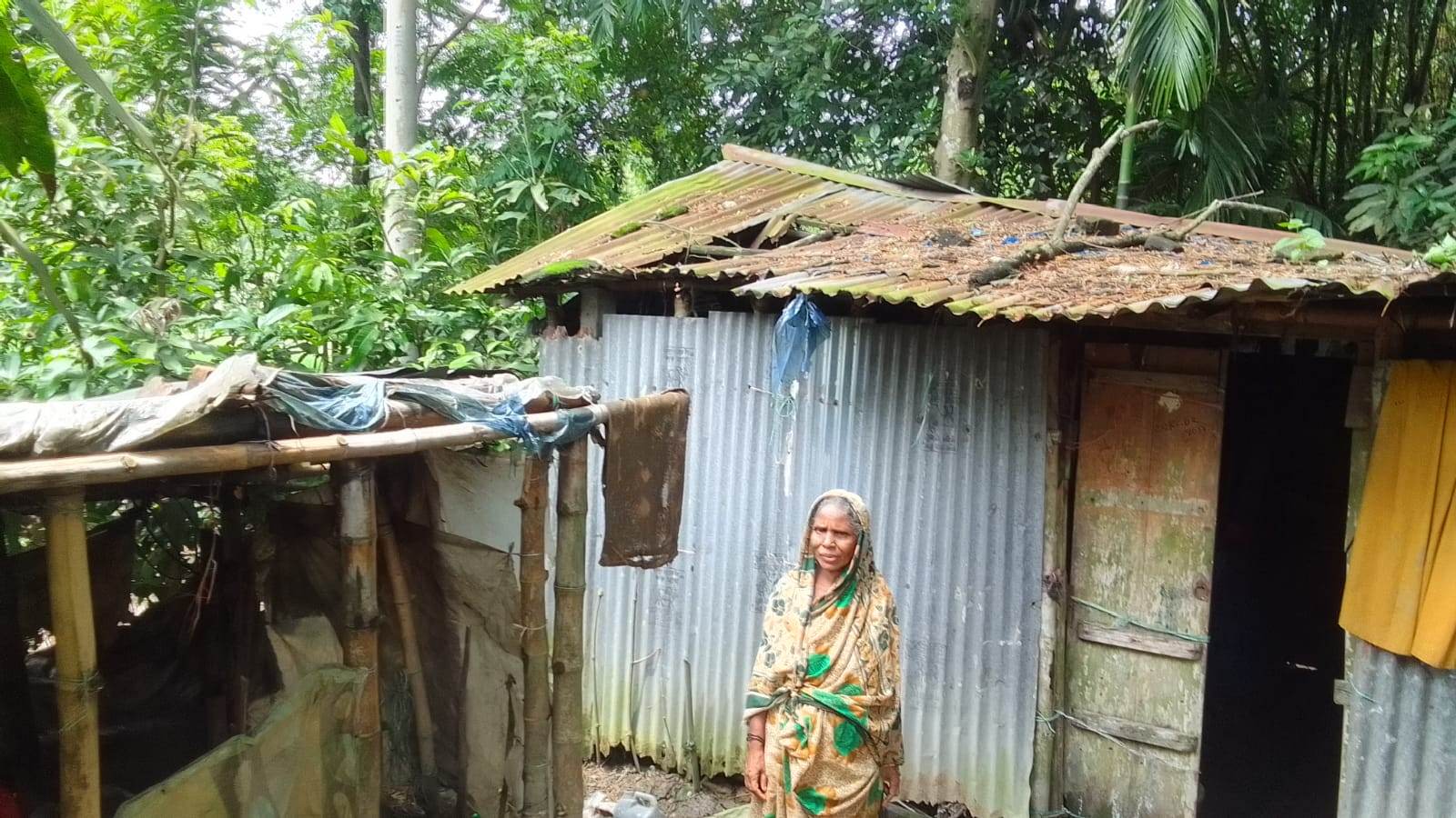 রোদ বৃষ্টি সঙ্গী করেই জীবন কাটাচ্ছেন বৃদ্ধা ফজিলা