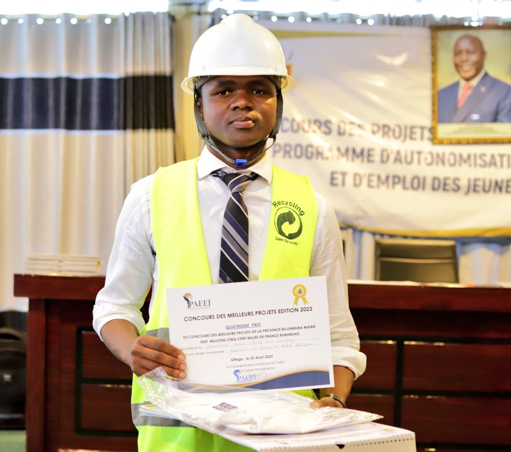 PAEEJ_Burundi's tweet photo. @MairieBuja Concours des meilleurs projets des jeunes. En @MairieBuja :

🏆 4 ème prix : Vyukusenge Achel, fabrication des briques en déchets plastiques. 8,5 millions BIF. https://t.co/VaFpLZ51MG