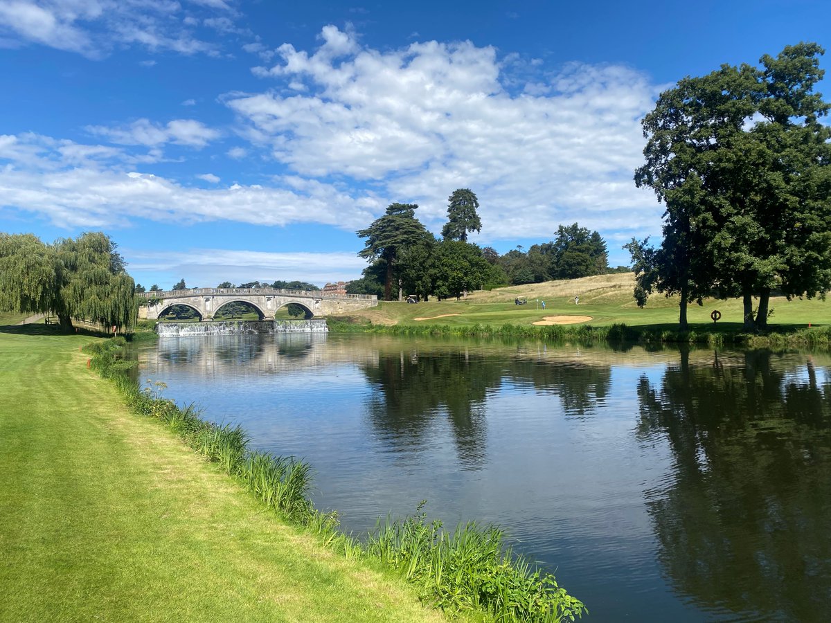 📷 Our breathtaking par 4 4th hole of our Melbourne course provides stunning views of our hall peering over the Paine Bridge. ⛳ Let us know your tips for playing this hole! #themelbourneclub #brockethall #golflife #lovegolf #golfholes #golf