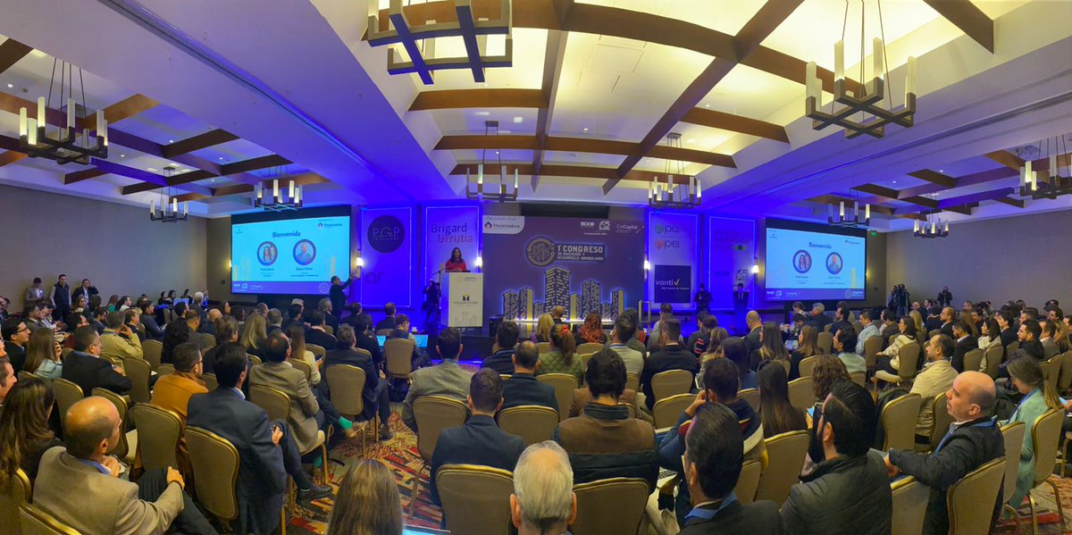ColCapital_'s tweet photo. A esta hora nuestra Directora @PaoGBarreneche  y  @Ejchirivi  el gerente de @CAMACOLBOGOTA, dan la bienvenida a el #CongresoInmobiliario2023 donde se encontraran distintos expertos para hablar de oportunidades para el sector. ¡Gracias  a todos por su asistencia! https://t.co/d4PFV0YxQA