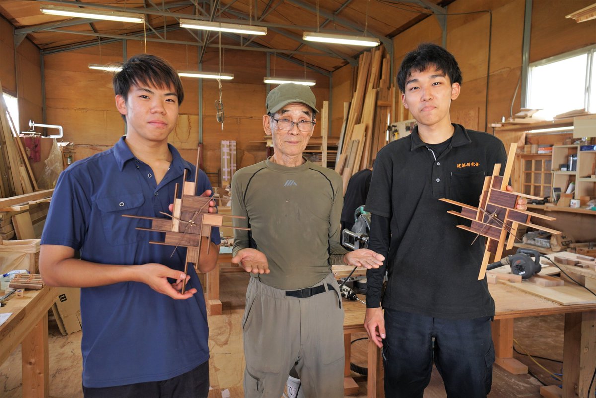 okamura_home's tweet photo. #オカムラホーム 初の試み「#大工 #インターンシップ 」を行い、ベテラン大工から指導を受けながら、2名の学生が時計作りに汗を流しました。

作業場では若手 #女性大工 が作業、大工の高齢化、人手不足が問われる中、明るい・希望の光が見いだせる一日でした。 https://t.co/636EoJXwPn