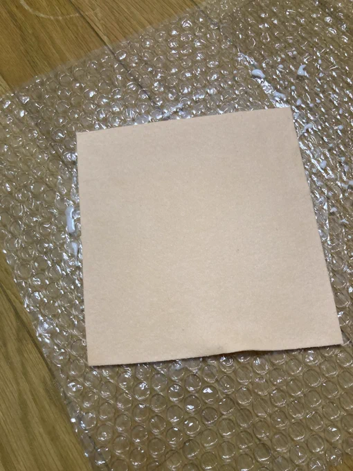 最後にファスナーの先の飾りを作ります!硬質フェルトがいいなと思っていましたが、色が手に入りにくそうなのと、ちょうど良い色が耳飾りや試験管のパーツに使ったフェルトと一緒に袋に入っていたので、それを。木工用ボンドを水で溶かします。比率は2:1に近く、水は少なめで良いです。 