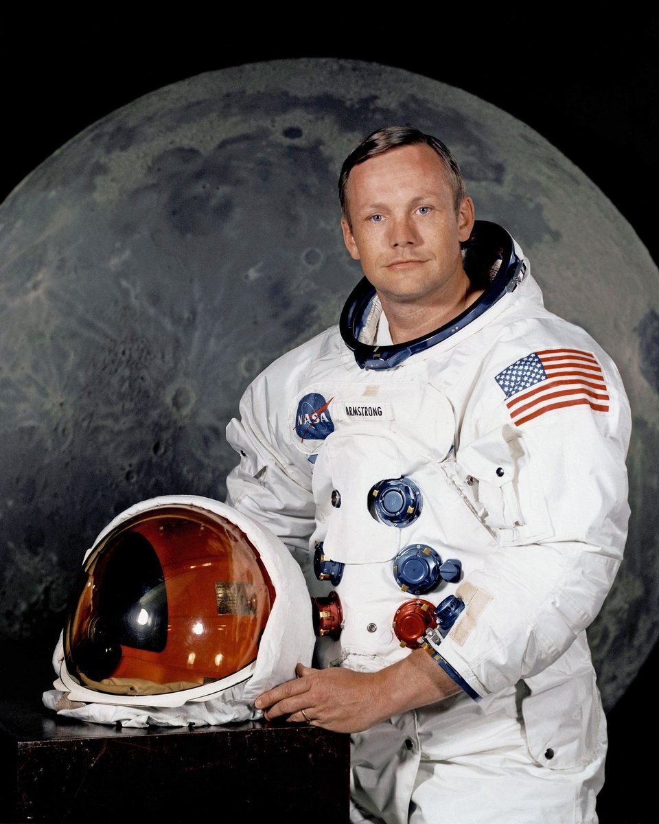 #RIP Neil Alden Armstrong - 2012 (82 anos) - Cincinnati, Ohio, EUA 🇺🇸.
Primeiro homem a pisar na #lua.
#Lua #Moon #NASA #Apollo #Apollo11 #ApolloXI #EngenheiroAeroespacial #Engenheiro #Aviador #PilotodeTestes #Piloto #Astronauta #Professor #Americano #NorteAmericano