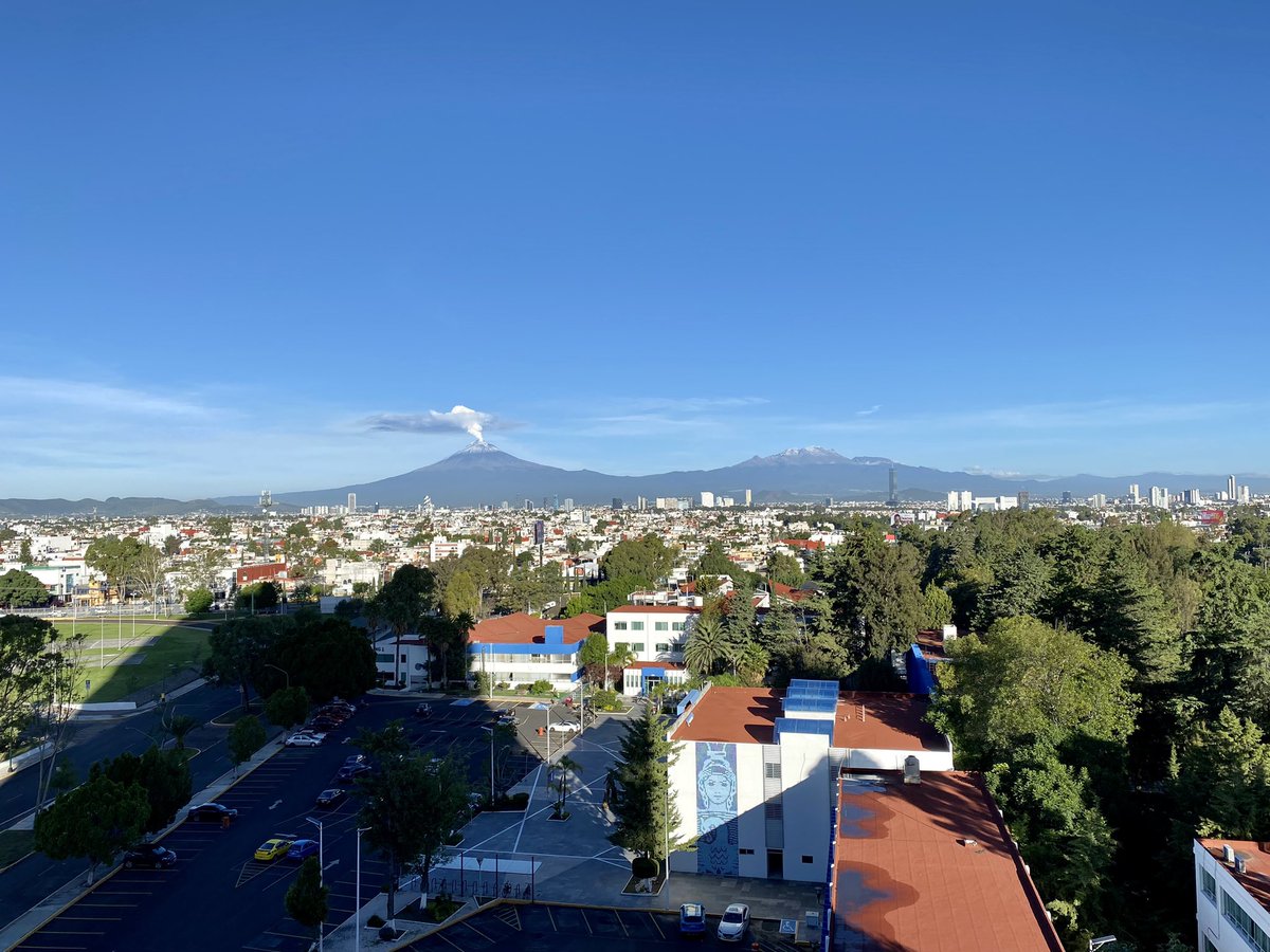 SilviaCahueP's tweet photo. Y por fin llega con el viernes 
Azul cielo, luna, volcán con fumarola y el Izta siempre a su lado 🥰

#LaDeHoy
#AntesDeLasOcho
#LaTorre
#TGA
#Puebla 
#Volcanes
#Popocatépetl
#Iztaccíhuatl 
#Luna 
#AzulCielo
#Avión 
#FelizViernes https://t.co/1fAnfpAXsT