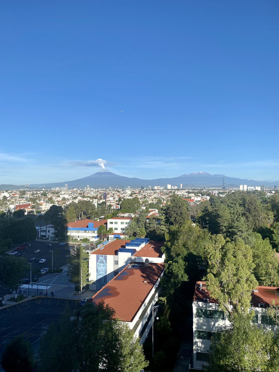 SilviaCahueP's tweet photo. Y por fin llega con el viernes 
Azul cielo, luna, volcán con fumarola y el Izta siempre a su lado 🥰

#LaDeHoy
#AntesDeLasOcho
#LaTorre
#TGA
#Puebla 
#Volcanes
#Popocatépetl
#Iztaccíhuatl 
#Luna 
#AzulCielo
#Avión 
#FelizViernes https://t.co/1fAnfpAXsT