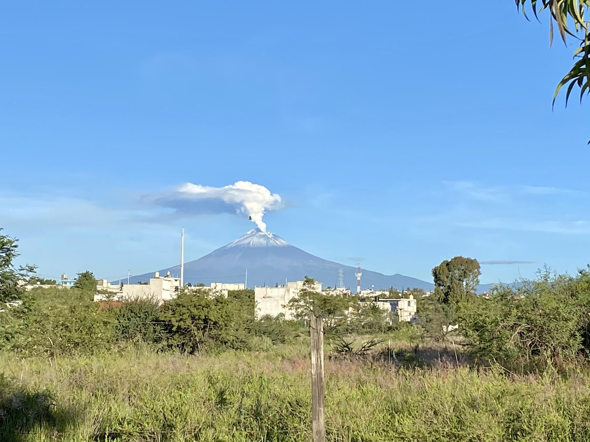 SilviaCahueP's tweet photo. Y por fin llega con el viernes 
Azul cielo, luna, volcán con fumarola y el Izta siempre a su lado 🥰

#LaDeHoy
#AntesDeLasOcho
#LaTorre
#TGA
#Puebla 
#Volcanes
#Popocatépetl
#Iztaccíhuatl 
#Luna 
#AzulCielo
#Avión 
#FelizViernes https://t.co/1fAnfpAXsT