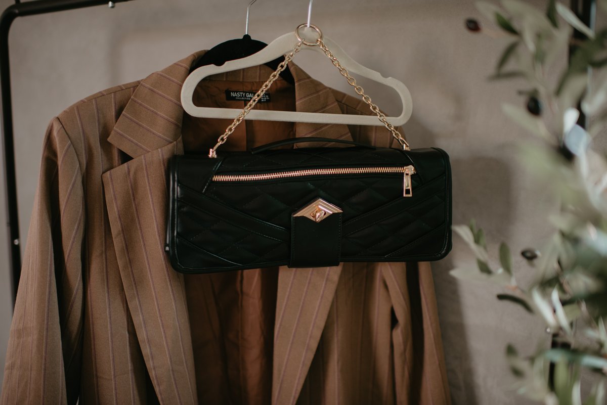 travaliere's tweet image. Our jewelry storage clutch isn't just for travel, you can also beautifully store your jewelry at home without worrying about it getting into a tangled mess. 
#travaliereclutch #travalierejewelrystroage #notangles #tanglefree #travaliere