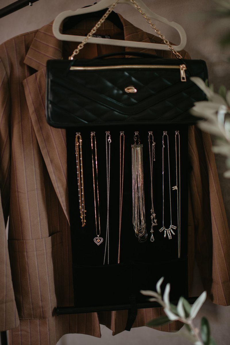 travaliere's tweet image. Our jewelry storage clutch isn't just for travel, you can also beautifully store your jewelry at home without worrying about it getting into a tangled mess. 
#travaliereclutch #travalierejewelrystroage #notangles #tanglefree #travaliere
