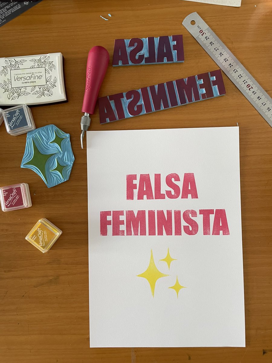 No ho he pogut estampar en samarreta perquè no en tinc, però n'he fet el segell

     FALSA
FEMINISTA
        ✨
