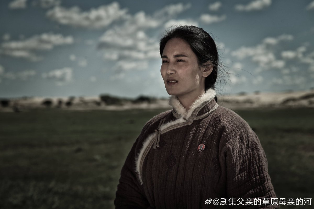 WCD_wcd's tweet photo. 《父亲的草原母亲的河》是由康洪雷执导，李泓良、德姬等主演的电视剧。讲述了在特定的时代环境下，莫家四兄妹响应国家的号召，从南京相继来到内蒙草原与牧民共同学习、共同生活，当他们在花花世界中闯至头破血流后猛然回首，草原依然以最温柔的姿态召唤并拥抱了他们的回归。
#Cdrama https://t.co/HcsOgVVd1k
