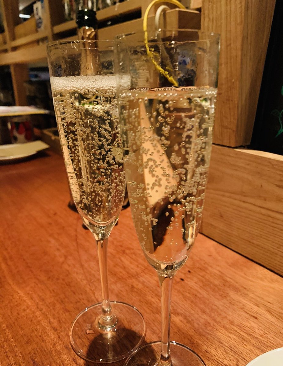sanitation22's tweet photo. 相手から誘ってくれて2軒目に！かなり盛り上がっていて、終電逃す気配、、、 https://t.co/WXKLb63kRR