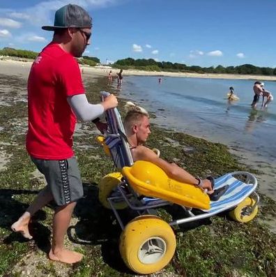 LMPositif's tweet photo. 🇫🇷 Dans l'agglomération de Lorient, trois plages sont désormais labellisées handiplages. Tous les jours, depuis le début de l’été, les personnes en situation de handicap sont accueillies par les maîtres-nageurs qui mettent à disposition du matériel adapté ! 👏 (France 3) https://t.co/zHqAU6lFVo