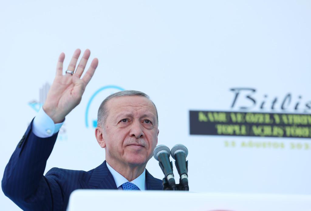 Yusuf__Tekin's tweet photo. Malazgirt Zaferi’nin 952. yıl dönümü kutlama programı çerçevesinde bulunduğumuz Bitlis’te Cumhurbaşkanımız Sayın @RTErdogan’ın teşrifleriyle “Kamu ve Özel Yatırımları Toplu Açılış Töreni”ni gerçekleştirdik. Ardından da Ahlat’ta düzenlenen etkinlik programına katıldık.

“Selçuklu, Osmanlı ve Cumhuriyet nesli olarak; tarihsel ve kültürel birikimimizle geleceğe yürüyoruz.”

#KutluYürüyüş
