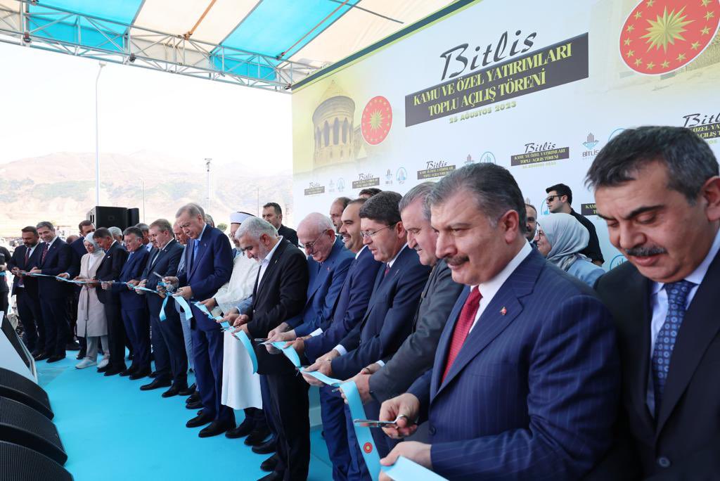 Yusuf__Tekin's tweet photo. Malazgirt Zaferi’nin 952. yıl dönümü kutlama programı çerçevesinde bulunduğumuz Bitlis’te Cumhurbaşkanımız Sayın @RTErdogan’ın teşrifleriyle “Kamu ve Özel Yatırımları Toplu Açılış Töreni”ni gerçekleştirdik. Ardından da Ahlat’ta düzenlenen etkinlik programına katıldık.

“Selçuklu, Osmanlı ve Cumhuriyet nesli olarak; tarihsel ve kültürel birikimimizle geleceğe yürüyoruz.”

#KutluYürüyüş