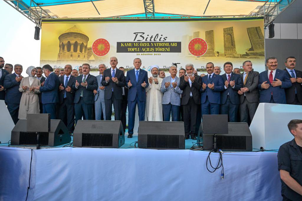 Yusuf__Tekin's tweet photo. Malazgirt Zaferi’nin 952. yıl dönümü kutlama programı çerçevesinde bulunduğumuz Bitlis’te Cumhurbaşkanımız Sayın @RTErdogan’ın teşrifleriyle “Kamu ve Özel Yatırımları Toplu Açılış Töreni”ni gerçekleştirdik. Ardından da Ahlat’ta düzenlenen etkinlik programına katıldık.

“Selçuklu, Osmanlı ve Cumhuriyet nesli olarak; tarihsel ve kültürel birikimimizle geleceğe yürüyoruz.”

#KutluYürüyüş