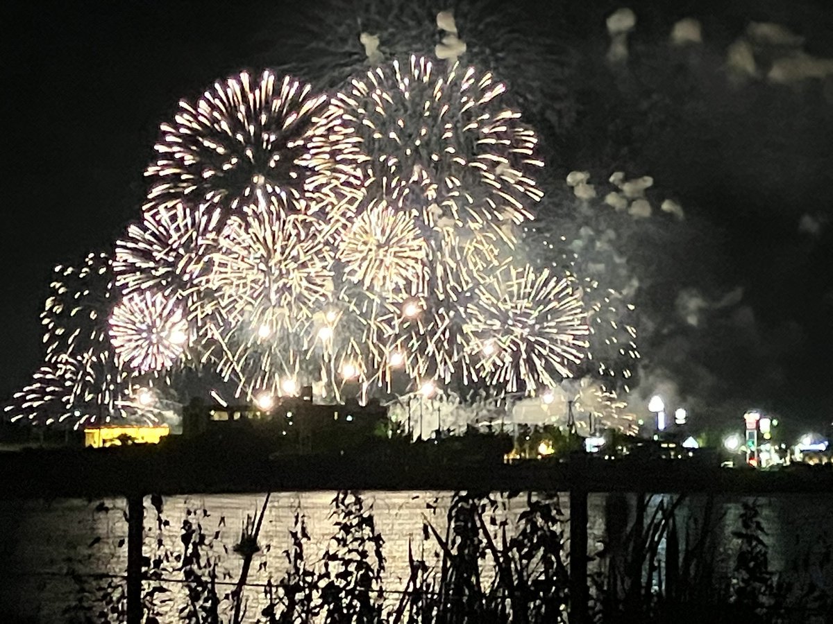 R2Cz0's tweet photo. ござれや花火🎆よかった🎇
この花火があると夏も終わりだなって思うけどまだまだ暑い新潟市🥵
#ござれや花火  #新潟市 https://t.co/bep8bwjH8R