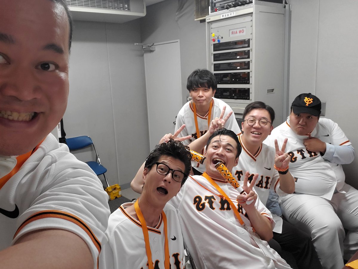 本日は巨人対阪神戦を見たあとサインボールを投げて漫才するという仕事