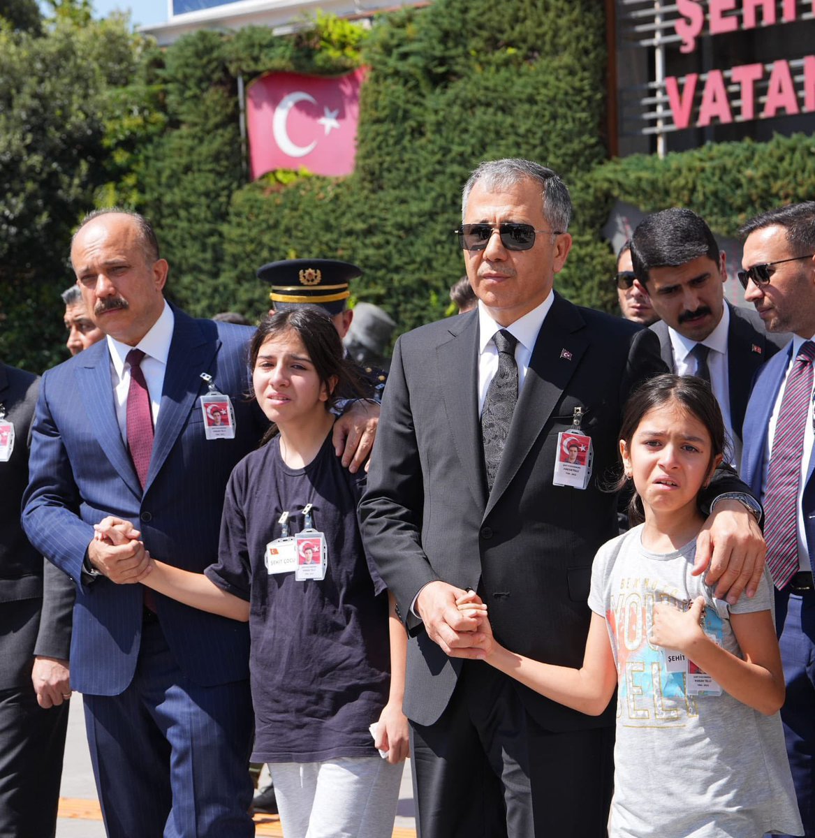 Şu çocukların bakışları için Dünya'yı o hainlerin başına yıkmayan adam değildir!

---
#dolar #HaddiniBilASpor Hayırlı Cumalar #KutluYürüyüş #faizkararı Hakan Telli Şehit
Kocatepe Zafer Ali Sabancı Fatih Tezcan
İstanbul Kağıthane'de