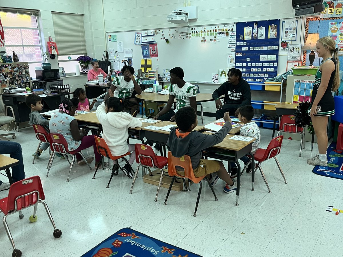 Thank you <a href="/MPE_Mustangs/">Mountain Park ES</a> for having @RoswellHornetFB and <a href="/HornetsRHSCheer/">Roswell High Cheer</a> over this morning to welcome students and spend some time!!