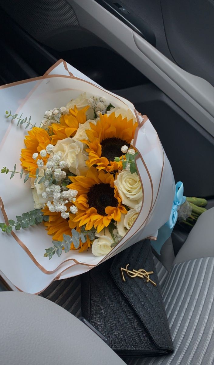 sunflowerchives's tweet photo. sweet &amp; special 🌻🤍 https://t.co/1kRi0KdweT