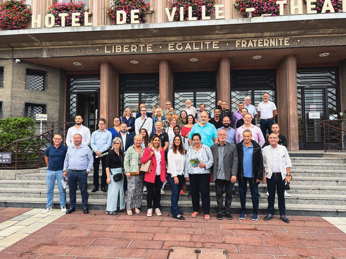 CONTEKARINE's tweet photo. Une très belle visite ce matin des chantiers de la ville. Bravo aux équipes, aux entreprises partenaires. #sandrine Berno Dos Santos maire de Poissy. https://t.co/wCQSLjV4qy