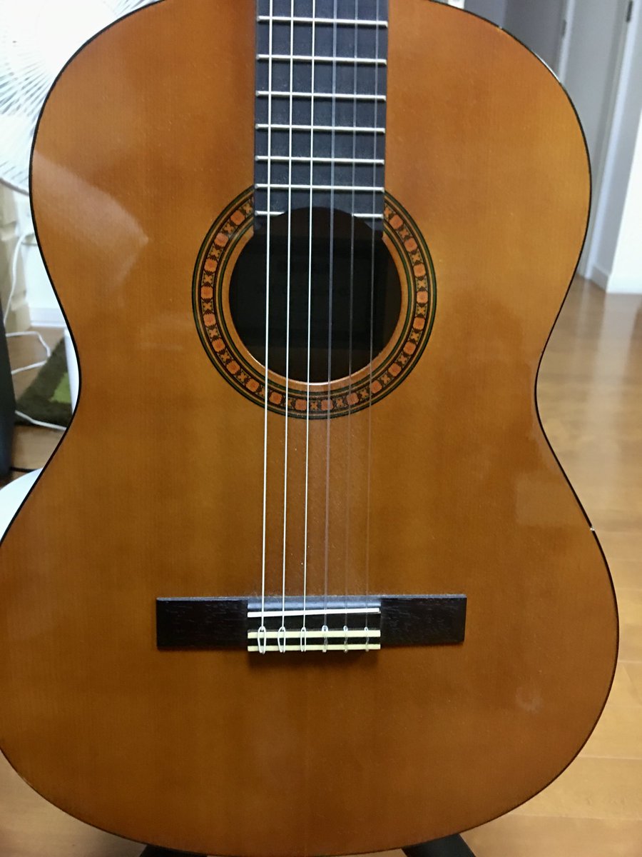 jkokubun's tweet photo. 改めてこのギター最強だな。
コレが一万円ちょいで買えるのが凄い。
単に楽器としてもただのミニギターとか
ガットギターを超えた何かがあるしあと
ソファの横に置くなら圧倒的優勝です。
#CS40J https://t.co/cuTT4u0cmm