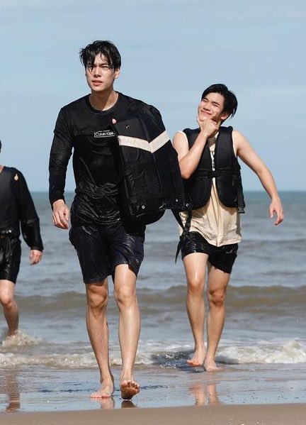 โห แย่แล้วแม่น้องโฟ้ด ข้างหน้าจะหล่อยังไงโฟ้ดไม่สนหรอกนะ น้องโฟ้ดยิ้มแฉ่งคนเดียวเลยคับ ~