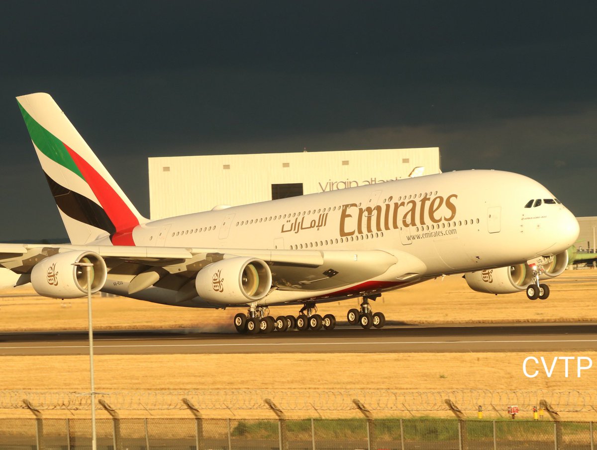 ckvxx's tweet photo. @airlinerslive Landing at LHR under a stormy sky https://t.co/TA5cHGu6Cz
