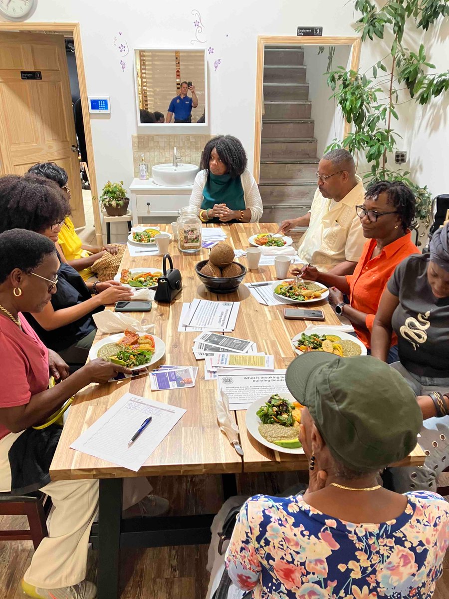 NYPD103Pct's tweet photo. We brought our neighbors and owners together to sit with #NYPD and talk over a meal. We discussed issues that affect us all, and together will find solutions. #nycbreaksbread @stophatenyc. https://t.co/oV62YItfhz