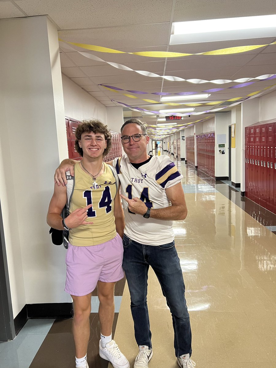 This season we are starting a new tradition of having seniors honor some of their favorite teachers on game day.

Our players are grateful for the people that have invested in them!

Week 1 Teachers of the Week:
Mrs. Costa - Andre Hare
Mr. Mahan - Shane Hopmann 

#GoldStandard