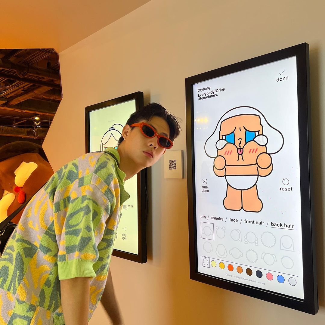 โอ้พระสงฆ์ เกิดอะไรขึ้นกับใบหน้าของผู้ชายคนนี้กันนะ ทำไมถึงหล่อขนาดนี้ได้ โอ้ย หล่อมาก แย่แล้ว หล่อไม่เกรงใจดินฟ้าอากาศ หล่อไม่สนฤดูกาล หล่อจนอยากซื้อคำว่าหล่อมาให้ใช้คนเดียว