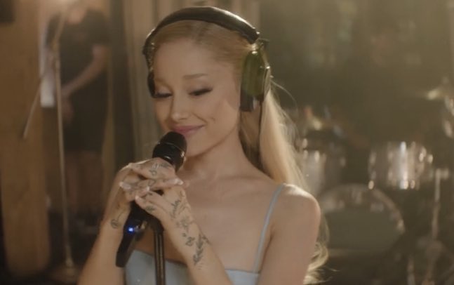 theegrandeheels's tweet image. she’s so happy holding a mic