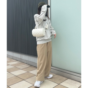 shimapatobu's tweet photo. しまむら『akaru』コラボ発売日・品番・種類まとめ！2023秋が8/26~発売！人気インフルエンサーの服、アクセサリー、雑貨が全7型3スタイル！ 

https://t.co/KfO0PY36nb 

#しまむら　#しまパト　#淡色コーデ　 #lunacion #みんなで作るしまむらプロジェクト #akaru #プルオーバー　#ママコーデ https://t.co/mpiaFlmgBV