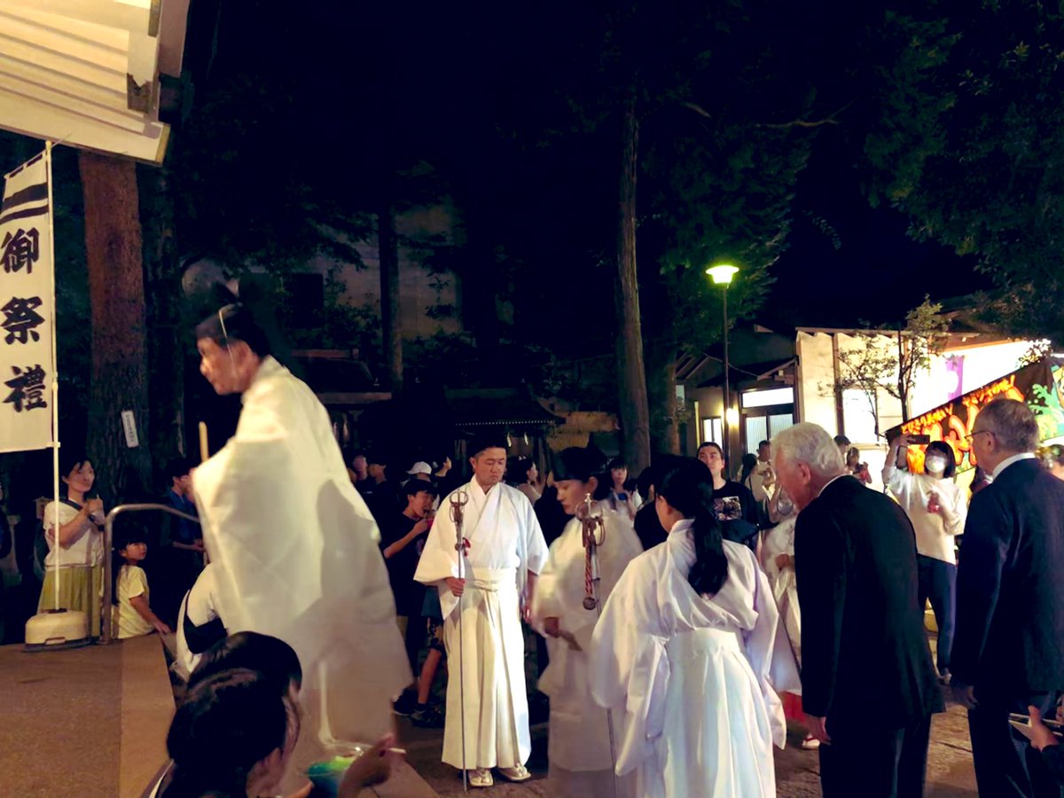 tazae2's tweet photo. 続き，

天沼八幡神社の
例大祭

厳かに
宵宮御神事が
執り行われました。

お祭は
夜から始まる

と、
うかがったことが
あります。

宮司様の
真摯な祈りのお姿が
白く光ります。

#天沼八幡神社　＃例大祭 https://t.co/7dm5bqb3if