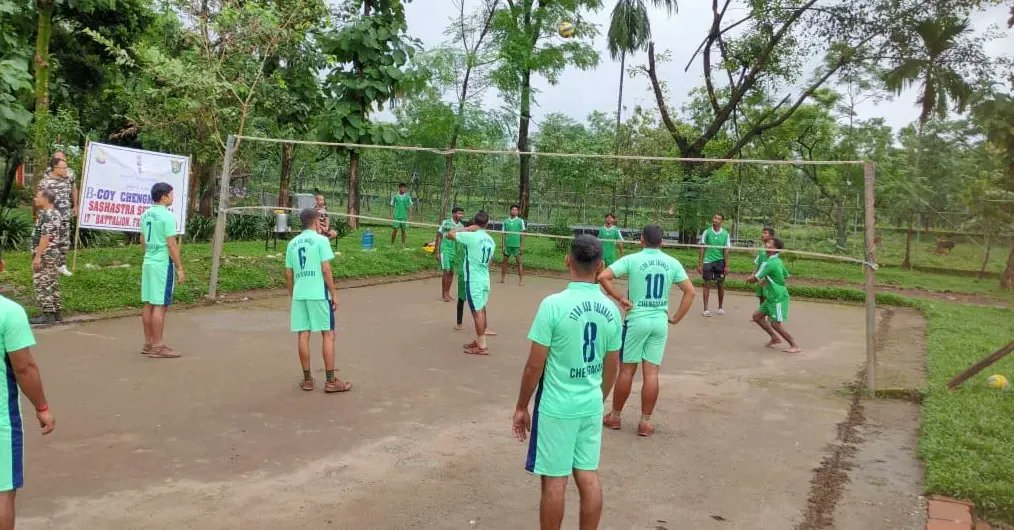 17BnSSB_INDIA's tweet photo. राष्ट्रीय खेल दिवस-2023 के उपलक्ष्य में आज दिनाँक 25.08.2023 को 17वीं वाहिनी, सशस्त्र सीमा बल, फालाकाटा (पश्चिम बंगाल) के 'B' समवाय, चेंगमारी में जवानों तथा सीमावर्ती गाँव दीपालाइन के स्थानीय युवाओं के बीच वालीबॉल मैच का आयोजन किया गया I
#NationalSportsDay
#Sport4unity https://t.co/q52vF7NN9t