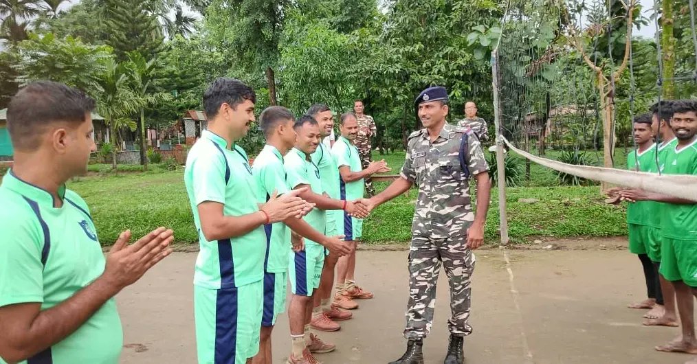17BnSSB_INDIA's tweet photo. राष्ट्रीय खेल दिवस-2023 के उपलक्ष्य में आज दिनाँक 25.08.2023 को 17वीं वाहिनी, सशस्त्र सीमा बल, फालाकाटा (पश्चिम बंगाल) के 'B' समवाय, चेंगमारी में जवानों तथा सीमावर्ती गाँव दीपालाइन के स्थानीय युवाओं के बीच वालीबॉल मैच का आयोजन किया गया I
#NationalSportsDay
#Sport4unity https://t.co/q52vF7NN9t